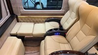 Supervisor Finishing Bus Adiputro, Yohan Setiawan mengatakan, bus ini dikhususkan untuk pelayanan premium. Maka itu jumlah kursinya tidak sebanyak bus-bus pariwisata pada umumnya. Plus ada tambahan satu kursi jenis sleeper yang bisa digunakan untuk rebahan. Foto: Dok. Yohan Setiawan/Adiputro