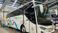 Dari segi eksterior, bus ini tampil minimalis dan elegan dengan warna dasar putih dan grafis tipis-tipis. Bodinya sendiri menggunakan Jetbus 3+ MHD. Sudah tidak menggunakan selendang samping dan kaca depannya tunggal alias single glass. Foto: Dok. Yohan Setiawan/Adiputro