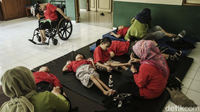 Cinta Kasih yang Buat Kami Bertahan Keterbatasan fisik, Intelektual, Mental dan Sensorik yang kini dialami orang-orang disabilitas penghuni Wisma Tuna Ganda Palsigunung. Mereka ada jadi anugerah dan cinta kasih keluarga.