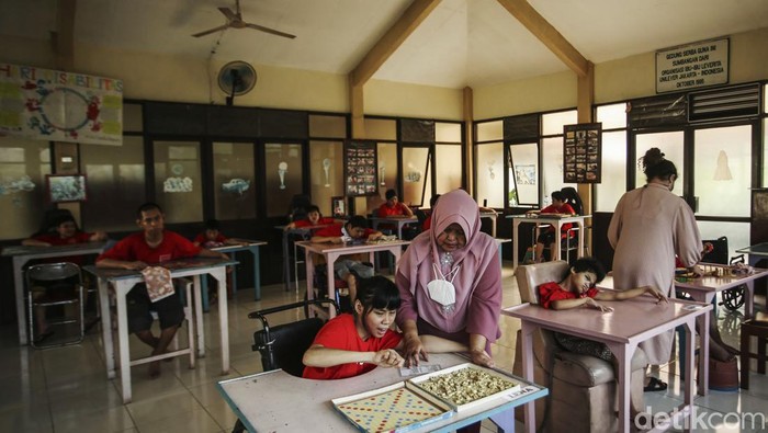 Cinta Kasih yang Buat Kami Bertahan Keterbatasan fisik, Intelektual, Mental dan Sensorik yang kini dialami orang-orang disabilitas penghuni Wisma Tuna Ganda Palsigunung. Mereka ada jadi anugerah dan cinta kasih keluarga.