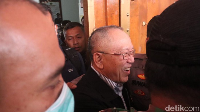 Dada Rosada bebas dari Lapas Sukamiskin. Dada Rosada bebas dari Lapas Sukamiskin.