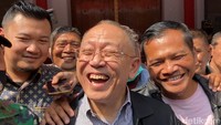 Dada pun menebar senyum semringah atas kebebasannya. (Foto: Wisma Putra/detikJabar)