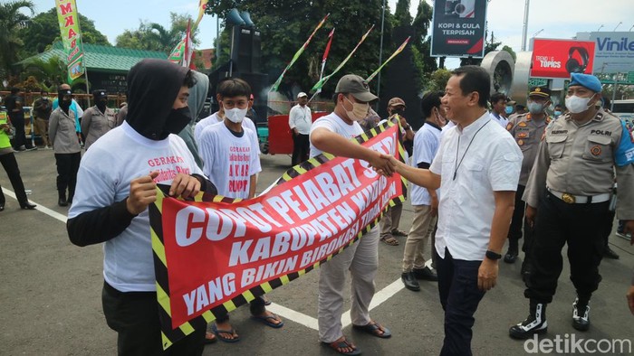 Demo protes Sekda di depan kantor Bupati Kudus, Jumat (26/8/2022).