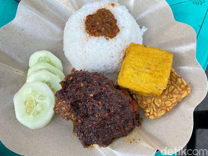 Di Bulungan Blok M Ada Nasi Bebek Super Pedas hingga Gultik Stiker yang Viral
