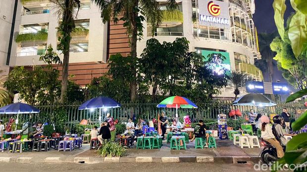 Di Bulungan Blok M Ada Nasi Bebek Super Pedas hingga Gultik Stiker yang Viral