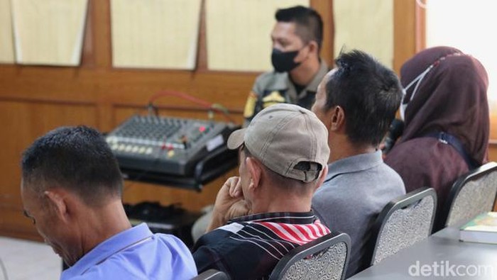 Empat warga Padang disidang karena membuang sampah sembarangan.