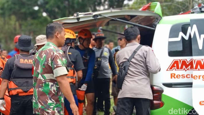 Evakuasi mayat remaja di Bengawan Solo, Klaten, Jumat (26/8/2022).