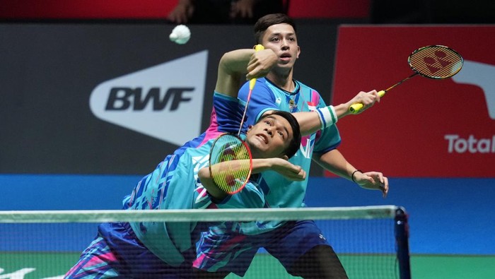 TOKYO, JAPAN - AUGUST 26: Fajar Alfian (front) and Muhammad Rian Ardianto of Indonesia compete in the Mens Doubles Quarter Finals match against Ben Lane and Sean Vendy of England  on day five of the BWF World Championships at Tokyo Metropolitan Gymnasium on August 26, 2022 in Tokyo, Japan. (Photo by Toru Hanai/Getty Images)