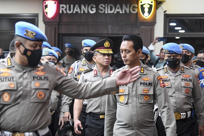 FERDY SAMBO DIPECAT DARI POLRI Mantan Kadiv Propam Polri Irjen Ferdy Sambo (tengah) berjalan keluar ruangan usai mengikuti sidang Komisi Kode Etik Polri (KKEP) di Gedung Transnational Crime Center (TNCC) Divisi Propam Mabes Polri, Jakarta, Jumat (26/8/2022) dini hari. Pimpinan sidang KKEP yakni Kepala Badan Intelijen Keamanan (Kabaintelkam) Polri Komjen Pol Ahmad Dofiri memutuskan bahwa Ferdy Sambo disanksi Pemberhentian Tidak Dengan Hormat (PTDH) sebagai anggota Polri selain itu juga dijatuhkan sanksi etik dengan dinyatakan sebagai perbuatan tercela dan sanksi administratif berupa penempatan khusus selama 40 hari atas kasus pembunuhan Nofriansyah Yosua Hutabarat atau Brigadir J. ANTARA FOTO/M Risyal Hidayat/foc.