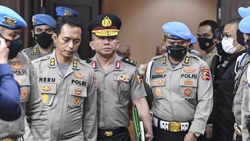 Mantan Kadiv Propam Polri Irjen Ferdy Sambo (tengah) berjalan keluar ruangan usai mengikuti sidang Komisi Kode Etik Polri (KKEP) di Gedung Transnational Crime Center (TNCC) Divisi Propam Mabes Polri, Jakarta, Jumat (26/8/2022) dini hari. Pimpinan sidang KKEP yakni Kepala Badan Intelijen Keamanan (Kabaintelkam) Polri Komjen Pol Ahmad Dofiri memutuskan bahwa Ferdy Sambo disanksi Pemberhentian Tidak Dengan Hormat (PTDH) sebagai anggota Polri selain itu juga dijatuhkan sanksi etik dengan dinyatakan sebagai perbuatan tercela dan sanksi administratif berupa penempatan khusus selama 40 hari atas kasus pembunuhan Nofriansyah Yosua Hutabarat atau Brigadir J. ANTARA FOTO/M Risyal Hidayat/foc.