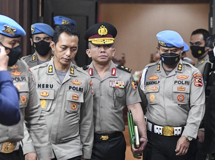 FERDY SAMBO DIPECAT DARI POLRI Mantan Kadiv Propam Polri Irjen Ferdy Sambo (tengah) berjalan keluar ruangan usai mengikuti sidang Komisi Kode Etik Polri (KKEP) di Gedung Transnational Crime Center (TNCC) Divisi Propam Mabes Polri, Jakarta, Jumat (26/8/2022) dini hari. Pimpinan sidang KKEP yakni Kepala Badan Intelijen Keamanan (Kabaintelkam) Polri Komjen Pol Ahmad Dofiri memutuskan bahwa Ferdy Sambo disanksi Pemberhentian Tidak Dengan Hormat (PTDH) sebagai anggota Polri selain itu juga dijatuhkan sanksi etik dengan dinyatakan sebagai perbuatan tercela dan sanksi administratif berupa penempatan khusus selama 40 hari atas kasus pembunuhan Nofriansyah Yosua Hutabarat atau Brigadir J. ANTARA FOTO/M Risyal Hidayat/foc.