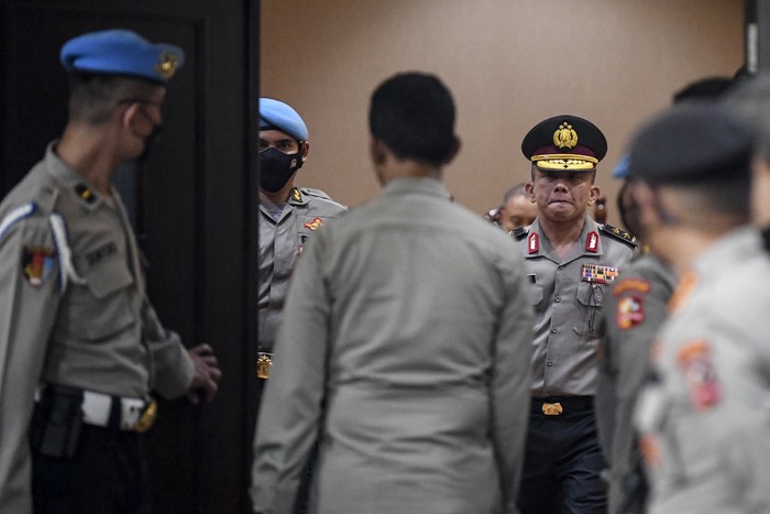 FERDY SAMBO DIPECAT DARI POLRI Mantan Kadiv Propam Polri Irjen Ferdy Sambo (tengah) berjalan keluar ruangan usai mengikuti sidang Komisi Kode Etik Polri (KKEP) di Gedung Transnational Crime Center (TNCC) Divisi Propam Mabes Polri, Jakarta, Jumat (26/8/2022) dini hari. Pimpinan sidang KKEP yakni Kepala Badan Intelijen Keamanan (Kabaintelkam) Polri Komjen Pol Ahmad Dofiri memutuskan bahwa Ferdy Sambo disanksi Pemberhentian Tidak Dengan Hormat (PTDH) sebagai anggota Polri selain itu juga dijatuhkan sanksi etik dengan dinyatakan sebagai perbuatan tercela dan sanksi administratif berupa penempatan khusus selama 40 hari atas kasus pembunuhan Nofriansyah Yosua Hutabarat atau Brigadir J. ANTARA FOTO/M Risyal Hidayat/foc.
