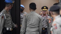 Saat keluar dari ruang sidang, Ferdy Sambo dikawal ketat. Raut wajahnya terlihat tegang. (Foto: ANTARA FOTO/M RISYAL HIDAYAT)