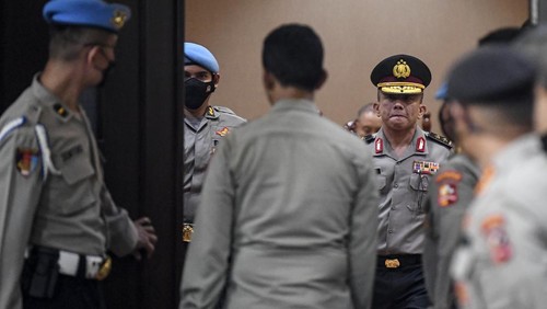 Mantan Kadiv Propam Polri Irjen Ferdy Sambo (tengah) berjalan keluar ruangan usai mengikuti sidang Komisi Kode Etik Polri (KKEP) di Gedung Transnational Crime Center (TNCC) Divisi Propam Mabes Polri, Jakarta, Jumat (26/8/2022) dini hari. Pimpinan sidang KKEP yakni Kepala Badan Intelijen Keamanan (Kabaintelkam) Polri Komjen Pol Ahmad Dofiri memutuskan bahwa Ferdy Sambo disanksi Pemberhentian Tidak Dengan Hormat (PTDH) sebagai anggota Polri selain itu juga dijatuhkan sanksi etik dengan dinyatakan sebagai perbuatan tercela dan sanksi administratif berupa penempatan khusus selama 40 hari atas kasus pembunuhan Nofriansyah Yosua Hutabarat atau Brigadir J. ANTARA FOTO/M Risyal Hidayat/foc.