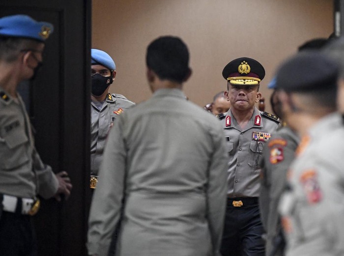 Mantan Kadiv Propam Polri Irjen Ferdy Sambo (tengah) berjalan keluar ruangan usai mengikuti sidang Komisi Kode Etik Polri (KKEP) di Gedung Transnational Crime Center (TNCC) Divisi Propam Mabes Polri, Jakarta, Jumat (26/8/2022) dini hari. Pimpinan sidang KKEP yakni Kepala Badan Intelijen Keamanan (Kabaintelkam) Polri Komjen Pol Ahmad Dofiri memutuskan bahwa Ferdy Sambo disanksi Pemberhentian Tidak Dengan Hormat (PTDH) sebagai anggota Polri selain itu juga dijatuhkan sanksi etik dengan dinyatakan sebagai perbuatan tercela dan sanksi administratif berupa penempatan khusus selama 40 hari atas kasus pembunuhan Nofriansyah Yosua Hutabarat atau Brigadir J. ANTARA FOTO/M Risyal Hidayat/foc.