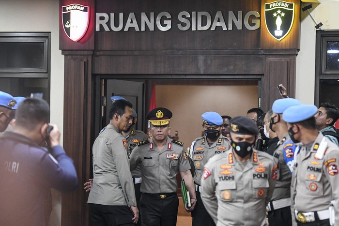 Mantan Kadiv Propam Polri Irjen Ferdy Sambo (tengah) berjalan keluar ruangan usai mengikuti sidang Komisi Kode Etik Polri (KKEP) di Gedung Transnational Crime Center (TNCC) Divisi Propam Mabes Polri, Jakarta, Jumat (26/8/2022) dini hari. Pimpinan sidang KKEP yakni Kepala Badan Intelijen Keamanan (Kabaintelkam) Polri Komjen Pol Ahmad Dofiri memutuskan bahwa Ferdy Sambo disanksi Pemberhentian Tidak Dengan Hormat (PTDH) sebagai anggota Polri selain itu juga dijatuhkan sanksi etik dengan dinyatakan sebagai perbuatan tercela dan sanksi administratif berupa penempatan khusus selama 40 hari atas kasus pembunuhan Nofriansyah Yosua Hutabarat atau Brigadir J. ANTARA FOTO/M Risyal Hidayat/foc.