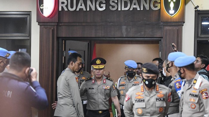 Mantan Kadiv Propam Polri Irjen Ferdy Sambo (tengah) berjalan keluar ruangan usai mengikuti sidang Komisi Kode Etik Polri (KKEP) di Gedung Transnational Crime Center (TNCC) Divisi Propam Mabes Polri, Jakarta, Jumat (26/8/2022) dini hari. Pimpinan sidang KKEP yakni Kepala Badan Intelijen Keamanan (Kabaintelkam) Polri Komjen Pol Ahmad Dofiri memutuskan bahwa Ferdy Sambo disanksi Pemberhentian Tidak Dengan Hormat (PTDH) sebagai anggota Polri selain itu juga dijatuhkan sanksi etik dengan dinyatakan sebagai perbuatan tercela dan sanksi administratif berupa penempatan khusus selama 40 hari atas kasus pembunuhan Nofriansyah Yosua Hutabarat atau Brigadir J. ANTARA FOTO/M Risyal Hidayat/foc.