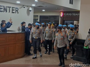 Penampakan Ferdy Sambo Usai Dipecat, Masih Pakai Baju Dinas Polri