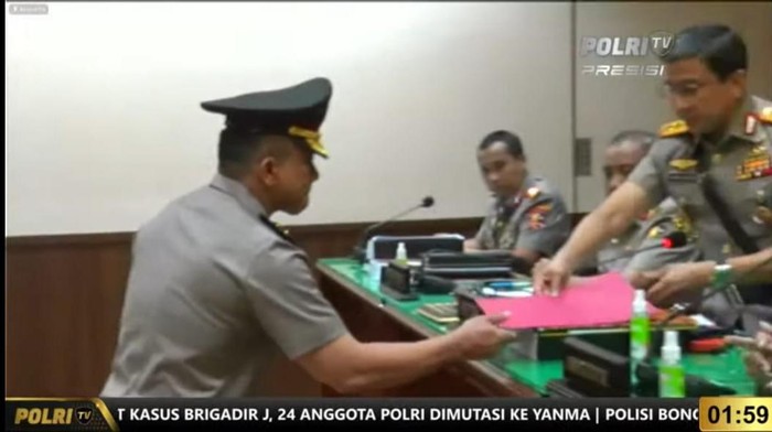 Ferdy Sambo Serahkan Surat Permohonan Maaf Sidang Kode Etik Profesi Polri (KEPP) memutuskan mantan Kadiv Propam Polri Irjen Ferdy Sambo dipecat dari Polri. Ferdy Sambo membacakan dan menyerahkan surat permohonan maaf dan siap bertanggung jawab di depan majelis sidang etik.
