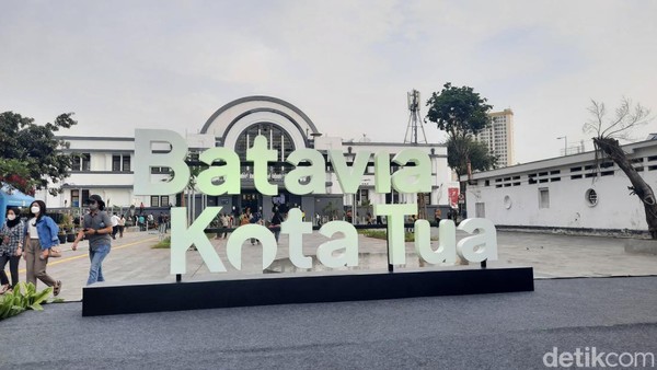 Papan nama Batavia Kota Tua terlihat besar di salah satu sisi kawasan kuno itu. Pemprov DKI resmi mengubah nama kawasan Kota Tua Jakarta menjadi Batavia. (Yasmin Nurfadila/detikcom)