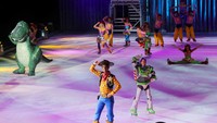Seluruh geng Toy Story yang kemungkinan besar akan membuat Anda bernyanyi dan bersenandung dengan lagu klasik Youve Got A Friend In Me.