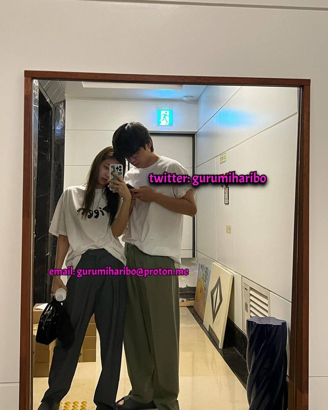 Terbaru beredar foto mirror selfie keduanya di depan rumah V BTS pada Rabu (24/8/2022). Namun foto tersebut kembali dibantah keasliannya oleh penggemar karena diduga hasil manipulasi. Foto: dok. Twitter @gurumiharibo