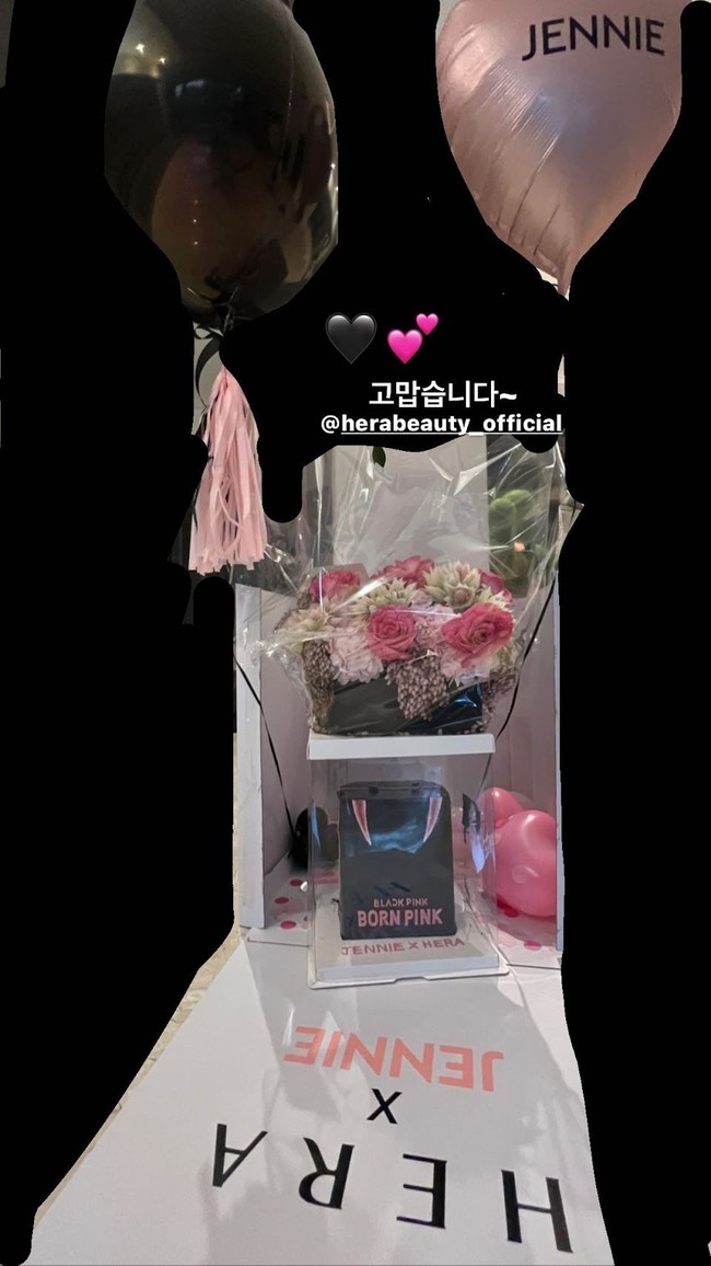 Kemudian beredar foto lain yang membuat penggemar penasaran, karena tak biasanya Jennie BLACKPINK menghilangkan latar foto dengan coretan hitam di Instagram. Beberapa menyebut pantulan lampu pada balonnya mirip dengan deretan lampu di rumah V BTS. Foto: dok. Instagram @jennierubyjane