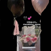 Kemudian beredar foto lain yang membuat penggemar penasaran, karena tak biasanya Jennie BLACKPINK menghilangkan latar foto dengan coretan hitam di Instagram. Beberapa menyebut pantulan lampu pada balonnya mirip dengan deretan lampu di rumah V BTS. Foto: dok. Instagram @jennierubyjane
