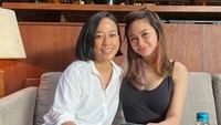 Saat dikunjungi sahabat dekatnya, Denise akan memilih restoran sebagai tempat pertemuan. Makanan enak hingga minuman segar dipesan untuk menemani obrolan santai. Foto: Instagram/denisechariesta91