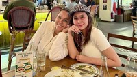 Bersama Fitri Salhuteru, Denise Chariesta asyik makan bersama di kafe bernuansa hijau. Ada beberapa porsi makanan yang sudah dihabiskan keduanya sambil ngobrol santai. Foto: Instagram/denisechariesta91