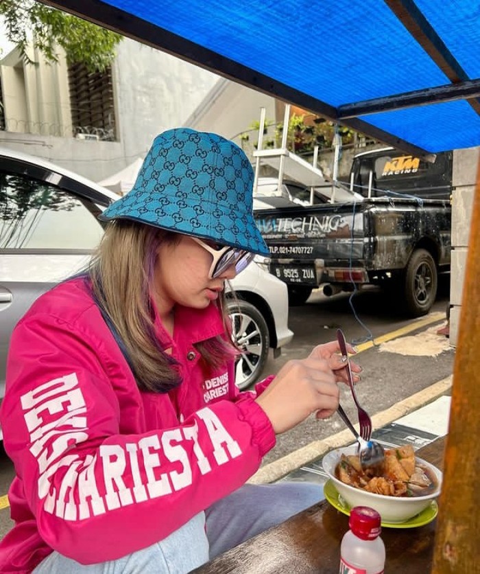 Galeri Denise Chariesta Aksi Denise Chariesta Saat Makan Nasi Padang hingga Bakso Gerobakan