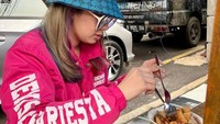 Denise Chariesta juga sesekali mengajak ibunda makan bersama di restoran. Restoran hotpot daging ala China dipilih menjadi tempat makan keduanya. Foto: Instagram/denisechariesta91