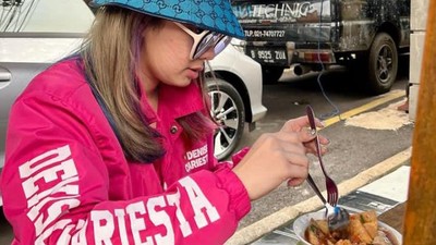 Aksi Denise Chariesta Saat Makan Nasi Padang hingga Bakso Gerobakan