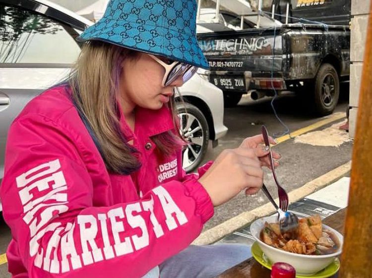 Aksi Denise Chariesta Saat Makan Nasi Padang hingga Bakso Gerobakan