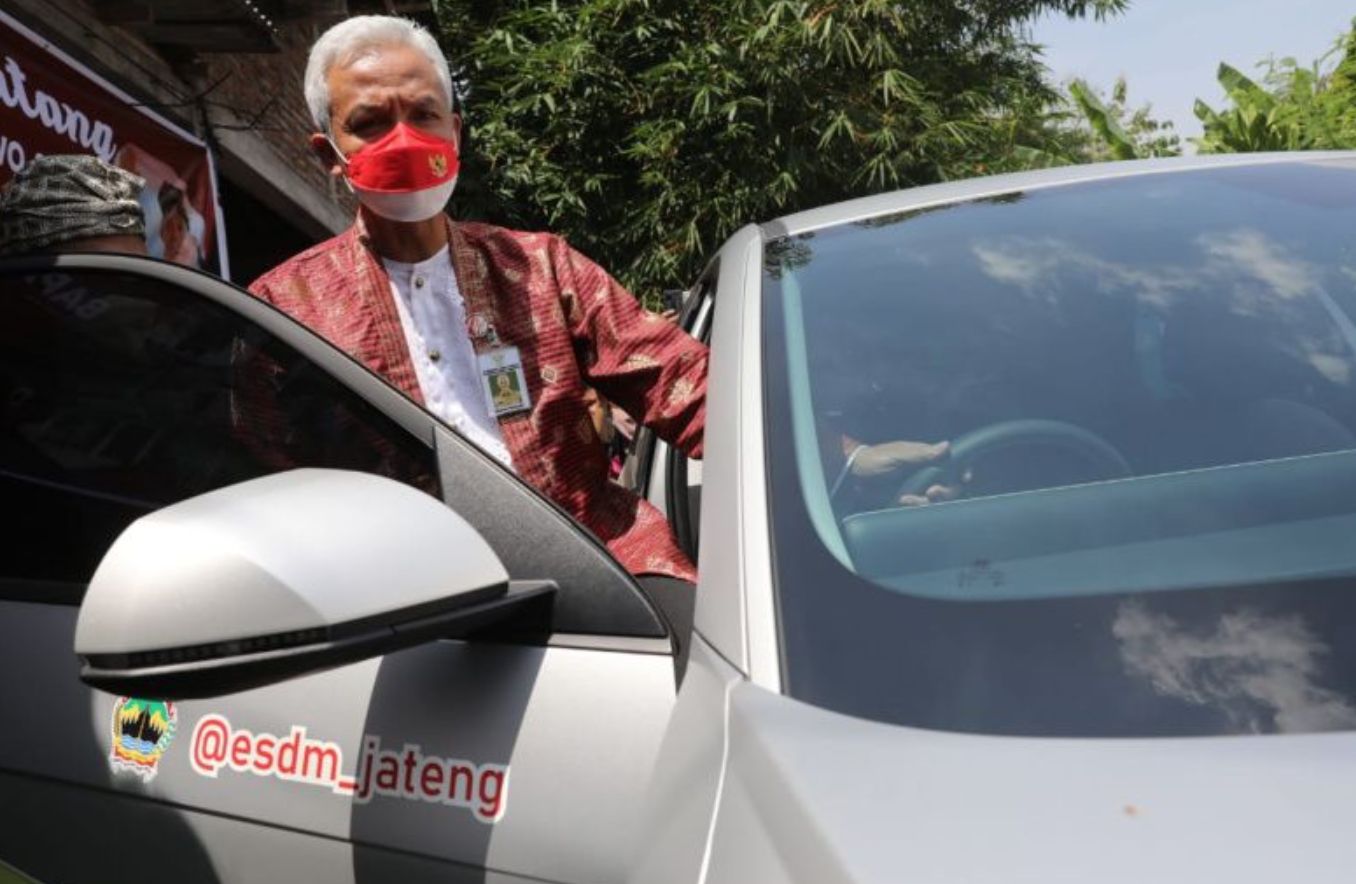 Gubernur Jawa Tengah Ganjar Pranowo saat menjajal mobil listrik Dinas ESDM Provinsi Jateng. (ANTARA/HO-Humas Pemprov Jateng)