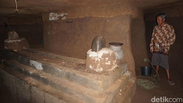 Setelah menerima wangsit, Mustain (54) membuat gua di bawah kebun miliknya. Gua yang dalamnya 15 meter tersebut digunakan untuk meditasi.