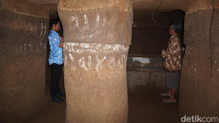 Gua yang Dibangun Pria Mojokerto Setelah menerima wangsit, Mustain (54) membuat gua di bawah kebun miliknya. Gua yang dalamnya 15 meter tersebut digunakan untuk meditasi.