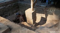 Pintu masuk atau mulut gua buatan ini di sisi tenggara musala keluarga Mustain. Yaitu berupa lubang dengan diameter sekitar 100 cm yang dikelilingi dinding bata merah. Akses masuk ke dalam gua berupa tangga tanah yang bisa dilalui satu orang saja/Foto: Enggran Eko Budianto/detikJatim