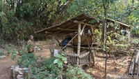 Lubang yang tembus ke ruangan kedua gua dinaungi Mustain dengan gubuk bambu/Foto: Enggran Eko Budianto/detikJatim