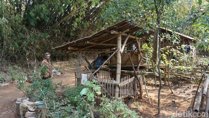 Gua yang Dibangun Pria Mojokerto Setelah menerima wangsit, Mustain (54) membuat gua di bawah kebun miliknya. Gua yang dalamnya 15 meter tersebut digunakan untuk meditasi.
