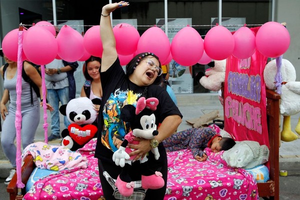 Peserta menggeliat di depan ranjang yang dihias dengan balon warna merah jambu. Ada yang unik dari negara Kolombia, warga di sana merayakan Hari Malas Sedunia. Hal tersebut sudah menjadi tradisi bagi mereka. Peserta menggeliat di depan ranjang yang dihias dengan balon warna merah jambu. Ada yang unik dari negara Kolombia, warga di sana merayakan Hari Malas Sedunia. Hal tersebut sudah menjadi tradisi bagi mereka.
