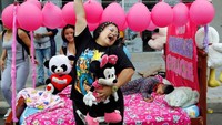 Peserta menggeliat di depan ranjang yang dihias dengan balon warna merah jambu. Ada yang unik dari negara Kolombia, warga di sana merayakan Hari Malas Sedunia. Hal tersebut sudah menjadi tradisi bagi mereka.