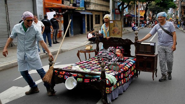 Warga Itagüà kemudian tidur di atas ranjang mereka di jalanan sembari menikmati tarian, musik, teater, dan pameran. Warga Itagüà kemudian tidur di atas ranjang mereka di jalanan sembari menikmati tarian, musik, teater, dan pameran.