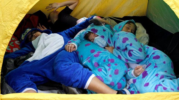 Malas ya gaes.. Hanya tidur-tiduran di dalam tenda dome. Hari Malas Sedunia berlangsung selama satu hari yang diperingati setiap tanggal 21 Agustus dan digelar setiap tahunnya sejak tahun 1985. Malas ya gaes.. Hanya tidur-tiduran di dalam tenda dome. Hari Malas Sedunia berlangsung selama satu hari yang diperingati setiap tanggal 21 Agustus dan digelar setiap tahunnya sejak tahun 1985.