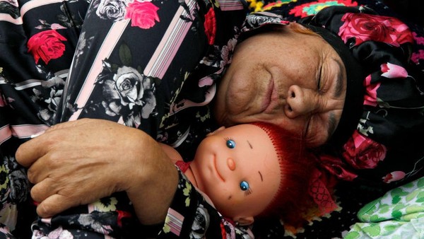 Rebahan dengan memeluk boneka kesayangan. Perayaan itu dilakukan oleh masyarakat kota itagui Kolombia. Tradisi itu dikenal dengan World Laziness Day atau hari bermalasan sedunia. Rebahan dengan memeluk boneka kesayangan. Perayaan itu dilakukan oleh masyarakat kota itagui Kolombia. Tradisi itu dikenal dengan World Laziness Day atau hari bermalasan sedunia.