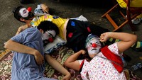 Peserta memoles wajahnya seperti badut. Para warga sangat antusias melakukan perayaan hari malas sedunia tersebut. Maka tak heran jika mereka melakukannya dengan totalitas.