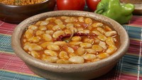 Kuru fusulye merupakan hidangan berbahan kacang putih rebus khas Turki yang dimasak dengan bumbu bawang bombai, cabe hijau, tomat, dan pasta tomat. Biasanya diberikan campuran potongan daging sapi. Foto: Getty Images/iStockphoto