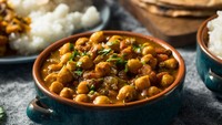 Hidangan khas India banyak yang terbuat sayuran. Salah satunya chana masala yang juga masuk ke dalam deretan hidangan sayur populer di dunia versi TasteAtlas. Biasanya chana masala ini disajikan dengan roti canai. Foto: Getty Images/iStockphoto