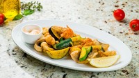Di Italia, ada hidangan gorengan bernama fritto misto. Selain terbuat dari aneka seafood, fritto misto ini juga bisa dibuat dari aneka sayuran yang digoreng renyah. Biasanya disajikan dengan saus cocolan creamy. Foto: Getty Images/iStockphoto