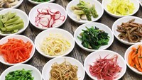 Namul merupakan hidangan sayur khas Korea Selatan yang biasanya dihidangkan sebagai banchan (lauk pelengkap). Biasanya disajikan dalam porsi kecil. Ada bayam, tauge, wortel, dan lainnya. Foto: Getty Images/iStockphoto